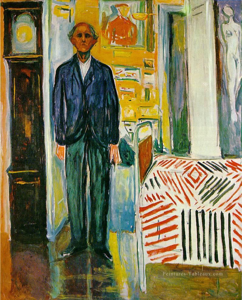 autoportrait entre l’horloge et le lit 1943 Edvard Munch Peintures à l'huile